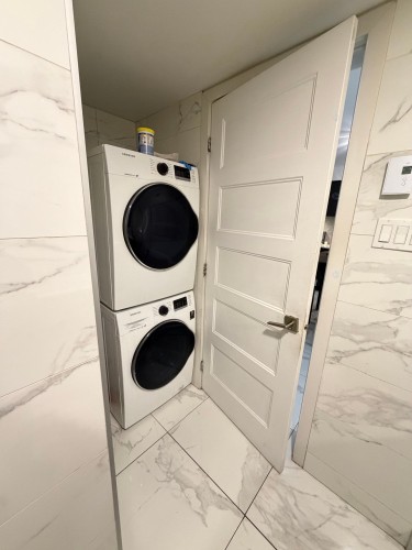 Salle de bains - 8730A Rue Clark, Montréal (Ahuntsic-Cartierville), QC - Indoor Photo Showing Laundry Room