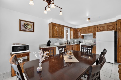 Cuisine - 18 Rue Gratton, Sainte-Thérèse, QC - Indoor