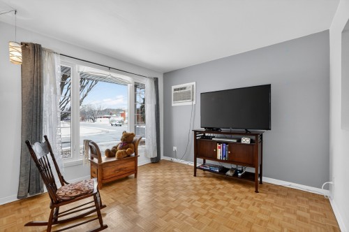 Salon - 18 Rue Gratton, Sainte-Thérèse, QC - Indoor