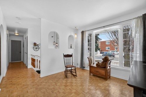 Salon - 18 Rue Gratton, Sainte-Thérèse, QC - Indoor