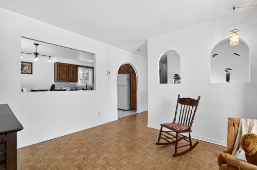 Salon - 18 Rue Gratton, Sainte-Thérèse, QC - Indoor