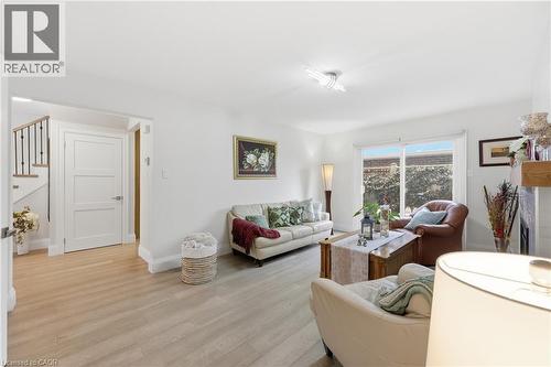 Living area with light wood finished floors and baseboards - 273 Bryant Crescent, Burlington, ON - Indoor Photo Showing Living Room