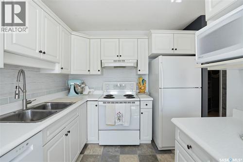 25 110 Keevil Crescent, Saskatoon, SK - Indoor Photo Showing Kitchen With Double Sink