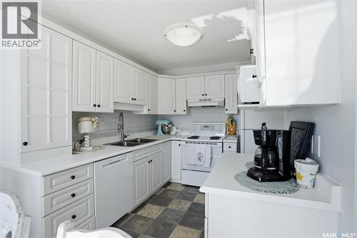 25 110 Keevil Crescent, Saskatoon, SK - Indoor Photo Showing Kitchen With Double Sink