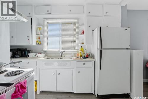 114 E Avenue S, Saskatoon, SK - Indoor Photo Showing Kitchen With Double Sink