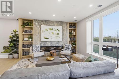 310 - 1560 Upper West Avenue, London South (South B), ON - Indoor Photo Showing Living Room