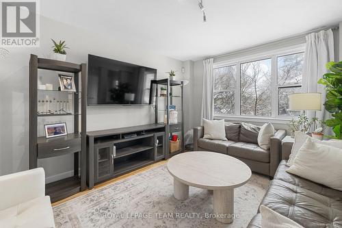 433 Dawson Avenue, Ottawa, ON - Indoor Photo Showing Living Room