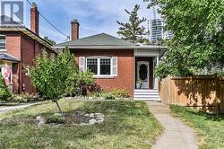 11 KING STREET CRESCENT  Toronto, ON M9N 1K7