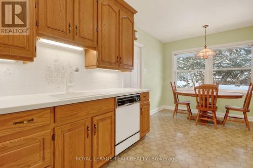 825 Killeen Avenue, Ottawa, ON - Indoor Photo Showing Kitchen