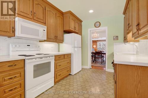 825 Killeen Avenue, Ottawa, ON - Indoor Photo Showing Kitchen
