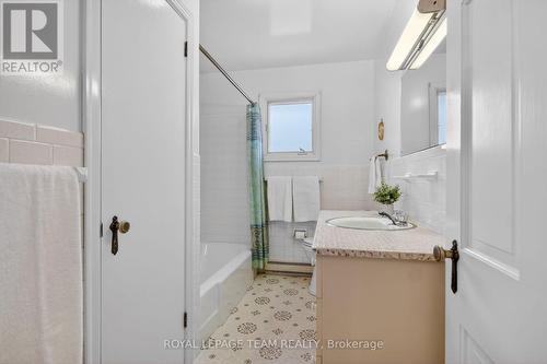 825 Killeen Avenue, Ottawa, ON - Indoor Photo Showing Bathroom
