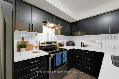 2613-1 Gable Hurst Way, Markham, ON - Indoor Photo Showing Kitchen With Double Sink With Upgraded Kitchen