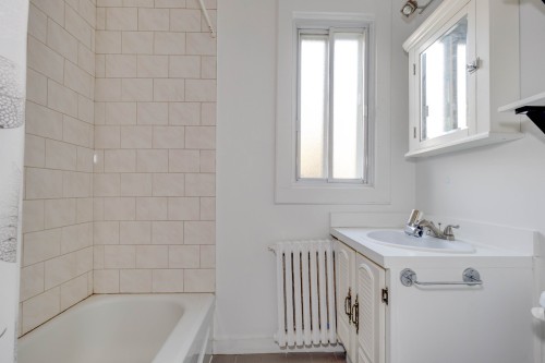 Bathroom - 3967 Av. Lacombe, Montréal (Côte-Des-Neiges/Notre-Dame-De-Grâce), QC - Indoor Photo Showing Bathroom