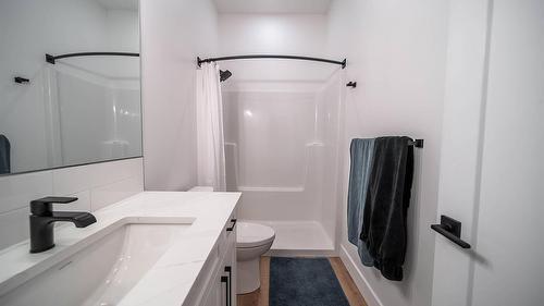 107 18Th Street, Cranbrook, BC - Indoor Photo Showing Bathroom