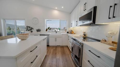 107 18Th Street, Cranbrook, BC - Indoor Photo Showing Kitchen With Upgraded Kitchen