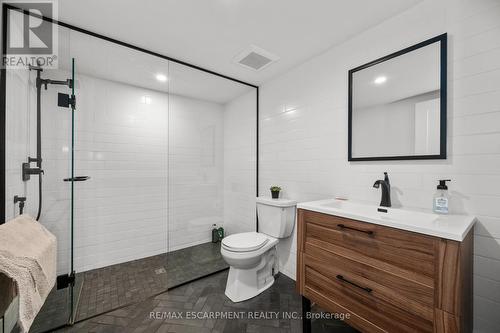 1390 Halifax Place, Burlington, ON - Indoor Photo Showing Bathroom