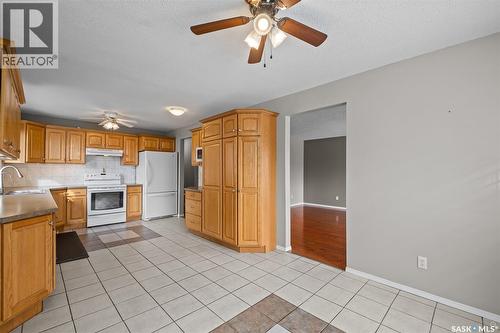 2425 15Th Avenue E, Prince Albert, SK - Indoor Photo Showing Kitchen With Double Sink