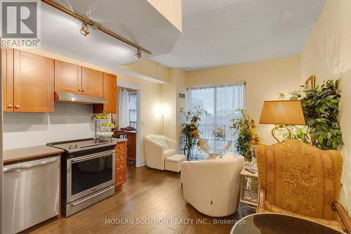 905 - 2737 Keele Street, Toronto, ON - Indoor Photo Showing Kitchen
