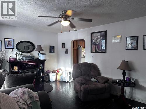 333 5Th Avenue Se, Weyburn, SK - Indoor Photo Showing Living Room