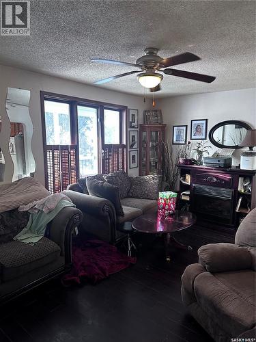 333 5Th Avenue Se, Weyburn, SK - Indoor Photo Showing Living Room