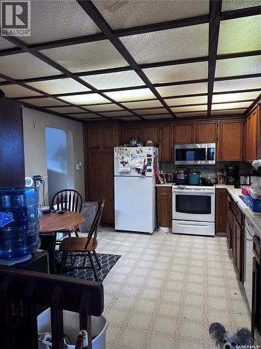 333 5Th Avenue Se, Weyburn, SK - Indoor Photo Showing Kitchen With Double Sink