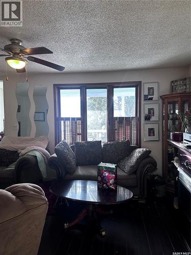333 5Th Avenue Se, Weyburn, SK - Indoor Photo Showing Living Room