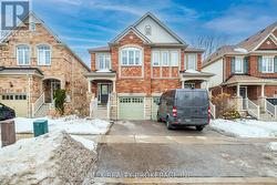 806 MCCUE DRIVE  Oshawa, ON L1K 0R1