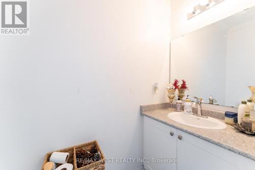 301 Freure Drive, Cambridge, ON - Indoor Photo Showing Bathroom