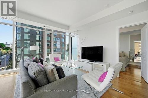 413 - 238 Besserer Street, Ottawa, ON - Indoor Photo Showing Living Room