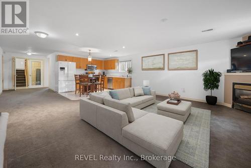 7880 Ascot Circle, Niagara Falls (Ascot), ON - Indoor Photo Showing Living Room With Fireplace
