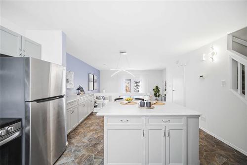 A 11 Apple Lane, Winnipeg, MB - Indoor Photo Showing Kitchen