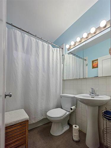 4 Pce bath on main floor - 701 Sherburn Street, Winnipeg, MB - Indoor Photo Showing Bathroom