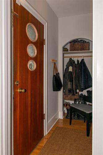 Front entrance - 701 Sherburn Street, Winnipeg, MB - Indoor