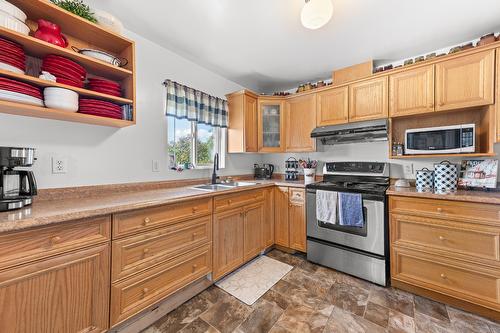 1930 Pine Street, Creston, BC - Indoor Photo Showing Kitchen With Double Sink