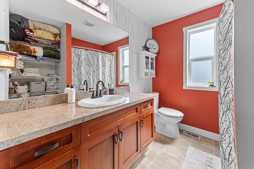 1930 Pine Street, Creston, BC - Indoor Photo Showing Bathroom