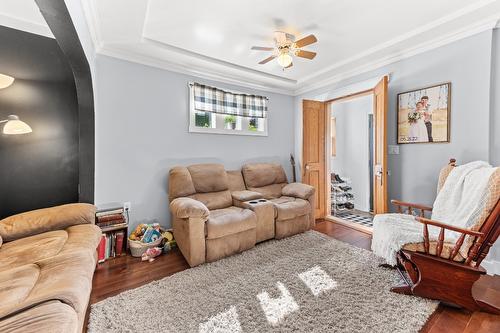 1930 Pine Street, Creston, BC - Indoor Photo Showing Living Room