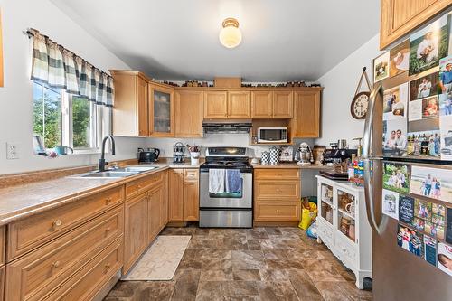 1930 Pine Street, Creston, BC - Indoor Photo Showing Kitchen With Double Sink