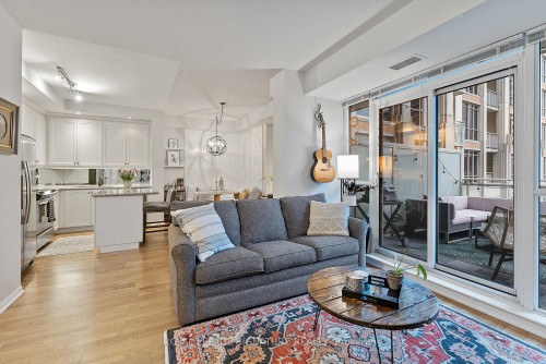 316-628 Fleet Street, Toronto, ON - Indoor Photo Showing Living Room