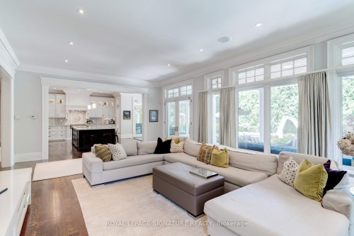 71 Ennisclare Drive W, Oakville, ON - Indoor Photo Showing Living Room