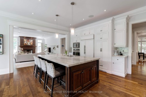 71 Ennisclare Drive W, Oakville, ON - Indoor Photo Showing Kitchen With Upgraded Kitchen