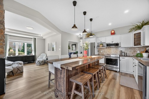 2 Irwin Crescent, New Tecumseth, ON - Indoor Photo Showing Kitchen With Stainless Steel Kitchen With Upgraded Kitchen