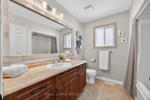 2 Irwin Crescent, New Tecumseth, ON - Indoor Photo Showing Bathroom