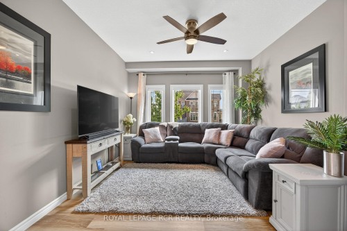 2 Irwin Crescent, New Tecumseth, ON - Indoor Photo Showing Living Room
