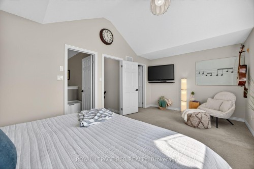 2 Irwin Crescent, New Tecumseth, ON - Indoor Photo Showing Bedroom