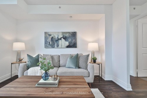 502-3520 Danforth Avenue, Toronto, ON - Indoor Photo Showing Living Room