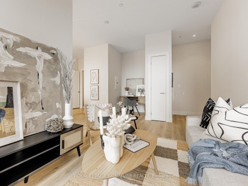 402-5 St Joseph Street, Toronto, ON - Indoor Photo Showing Living Room