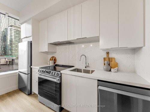 402-5 St Joseph Street, Toronto, ON - Indoor Photo Showing Kitchen With Stainless Steel Kitchen With Upgraded Kitchen