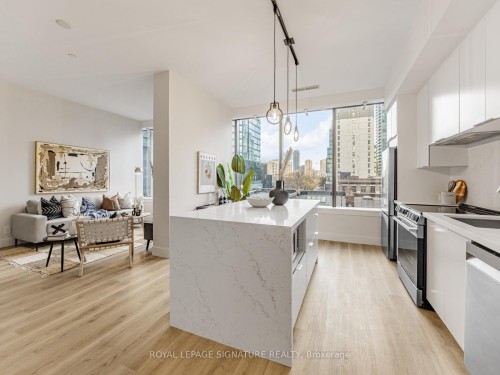 402-5 St Joseph Street, Toronto, ON - Indoor Photo Showing Kitchen With Upgraded Kitchen
