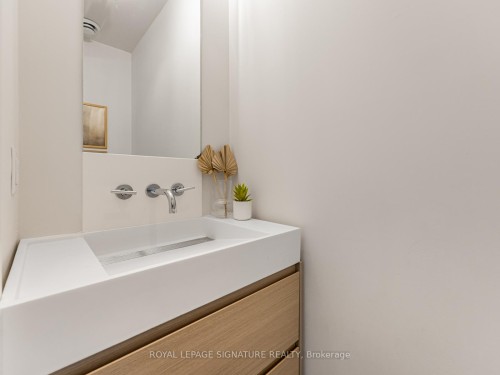 402-5 St Joseph Street, Toronto, ON - Indoor Photo Showing Bathroom