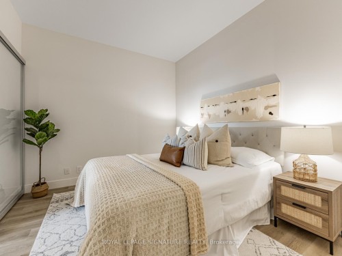 402-5 St Joseph Street, Toronto, ON - Indoor Photo Showing Bedroom